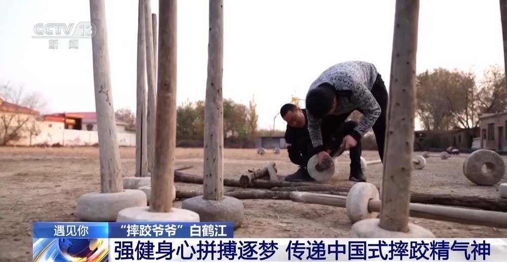 “面包小胖”在这里变肌肉小伙 68岁的“摔跤爷爷”免费教→