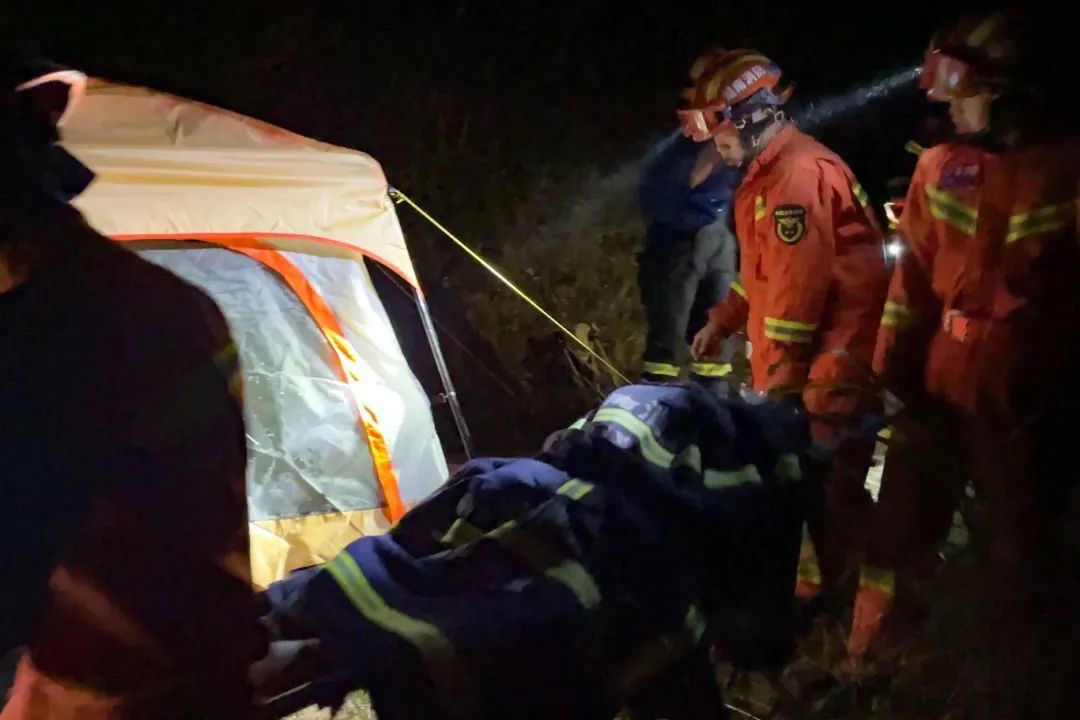 深夜，年轻女孩一人野外露营，差点帐篷内殒命