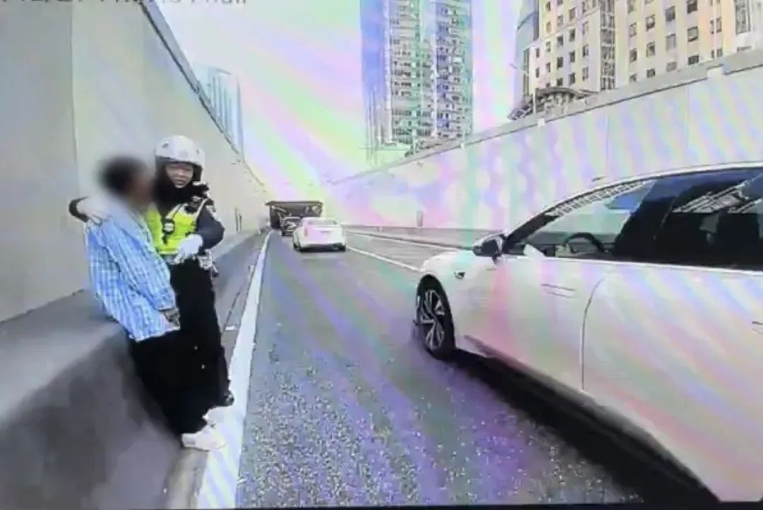 老人误入隧道,女骑警 “奶奶,你跟着我走” 老人误入隧道,女骑警 “奶奶,你跟着我走”