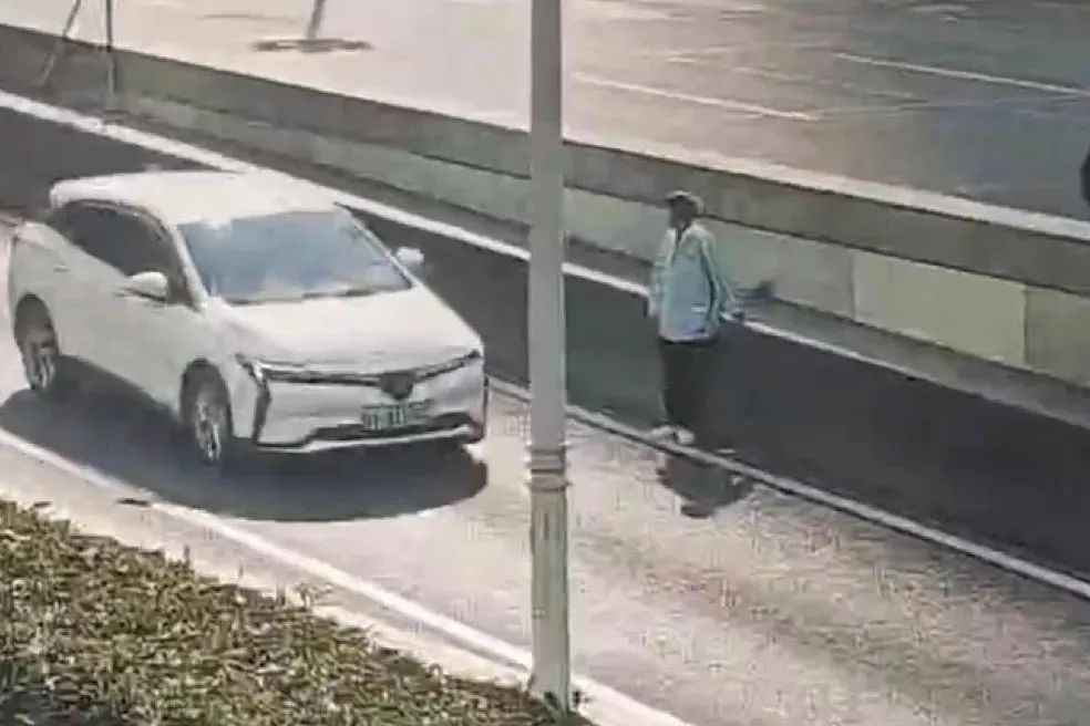 老人误入隧道,女骑警 “奶奶,你跟着我走” 老人误入隧道,女骑警 “奶奶,你跟着我走”