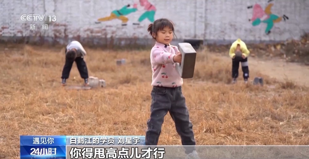 “面包小胖”在这里变肌肉小伙 68岁的“摔跤爷爷”免费教→