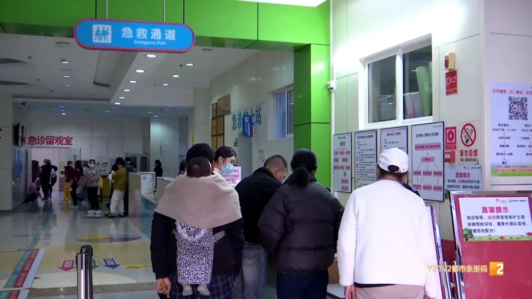 揪心!女童四根手指被刀切断 医生紧急救治 揪心!女童四根手指被刀切断 医生紧急救治