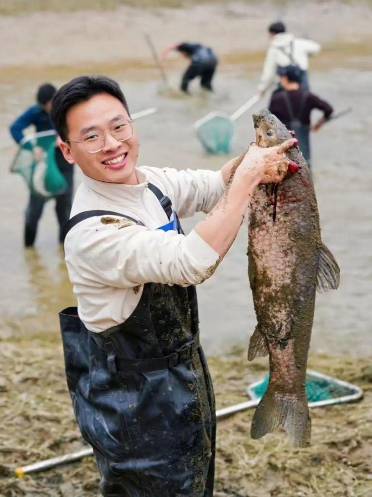 集体“摸鱼！浙江一高校内抓到200斤鱼，师生免费吃