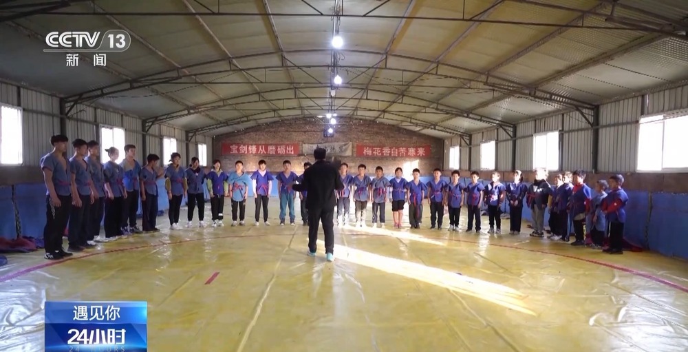 “面包小胖”在这里变肌肉小伙 68岁的“摔跤爷爷”免费教→