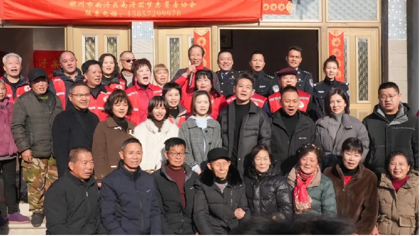 重逢拥抱,他们等了66年! 重逢拥抱,他们等了66年!