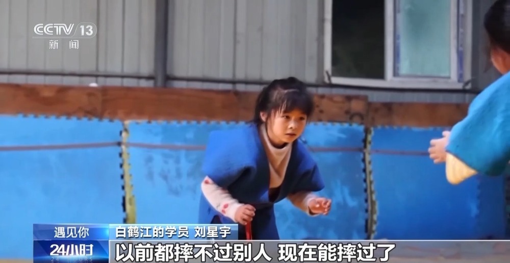“面包小胖”在这里变肌肉小伙 68岁的“摔跤爷爷”免费教→