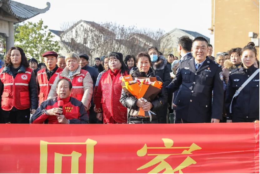 重逢拥抱,他们等了66年! 重逢拥抱,他们等了66年!