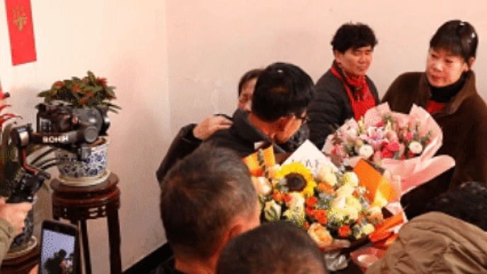 重逢拥抱,他们等了66年! 重逢拥抱,他们等了66年!