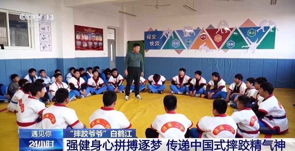 “面包小胖”在这里变肌肉小伙 68岁的“摔跤爷爷”免费教→