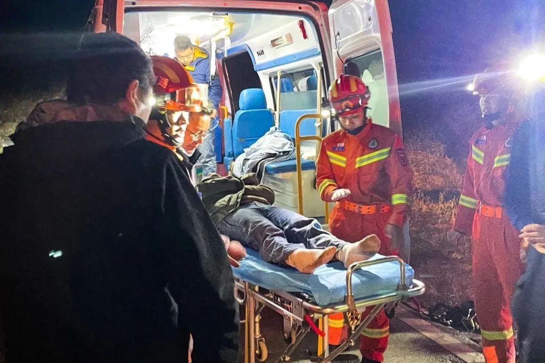 深夜，年轻女孩一人野外露营，差点帐篷内殒命