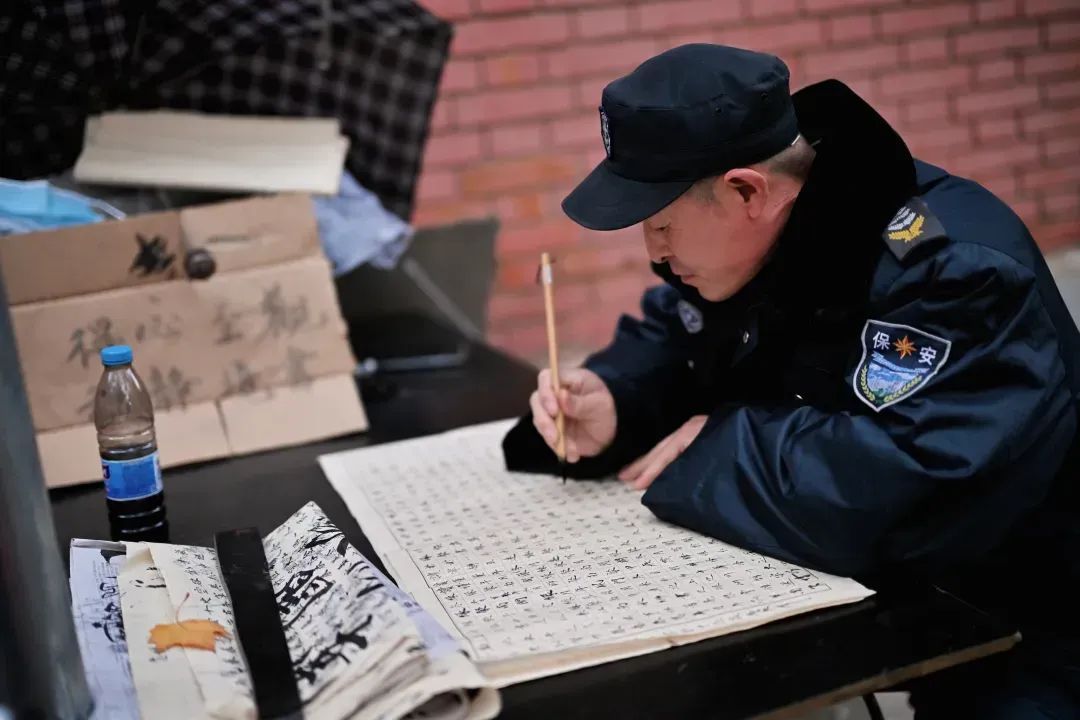 54岁的大学保安火了！学生：治愈了我们的精神内耗……