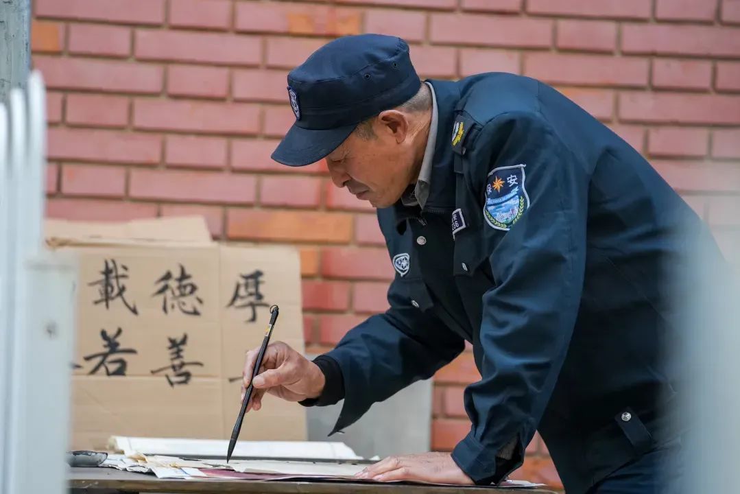 54岁的大学保安火了！学生：治愈了我们的精神内耗……