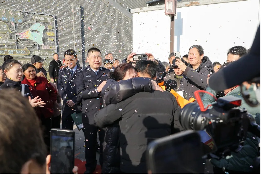 重逢拥抱,他们等了66年! 重逢拥抱,他们等了66年!