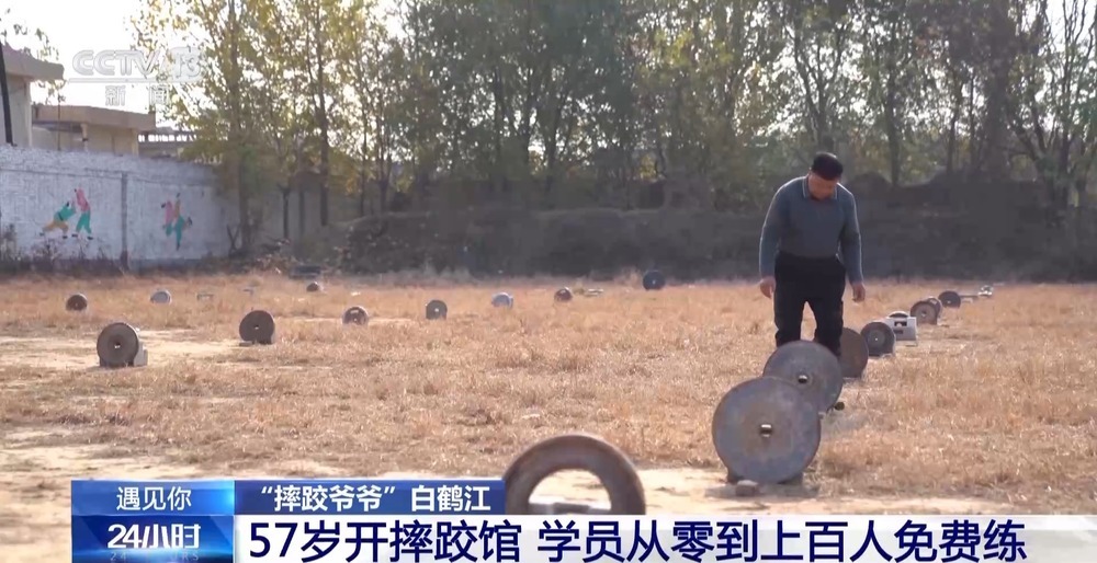 “面包小胖”在这里变肌肉小伙 68岁的“摔跤爷爷”免费教→