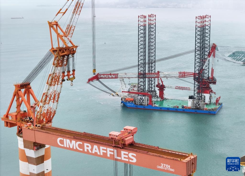 新一代海上风电安装船在山东烟台交付