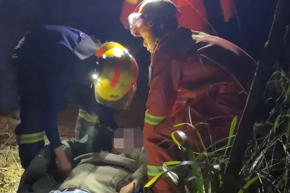 深夜，年轻女孩一人野外露营，差点帐篷内殒命