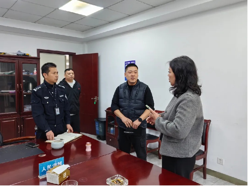 重逢拥抱,他们等了66年! 重逢拥抱,他们等了66年!