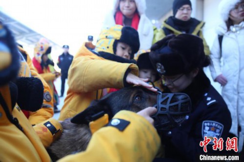 “最北铁警”护航广西“小砂糖橘” 开启“找北”之旅 “最北铁警”护航广西“小砂糖橘” 开启“找北”之旅