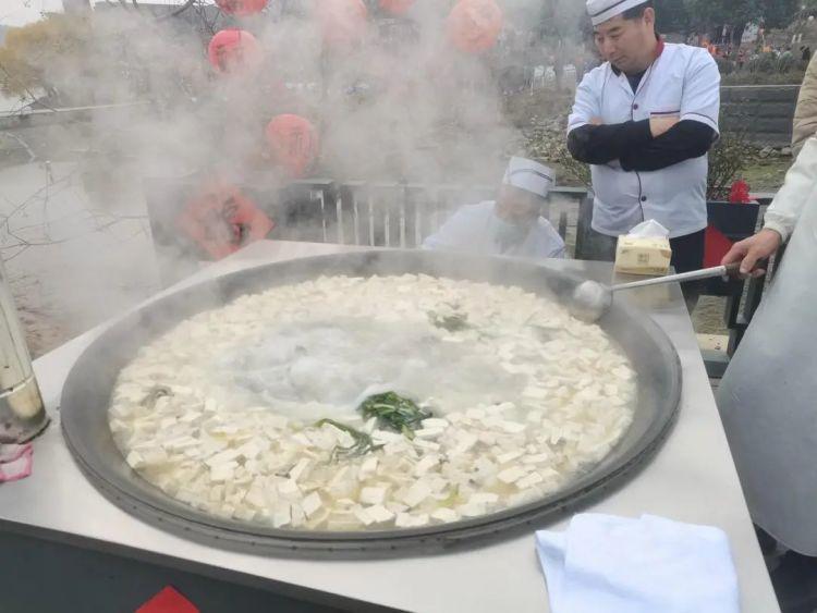 集体“摸鱼！浙江一高校内抓到200斤鱼，师生免费吃