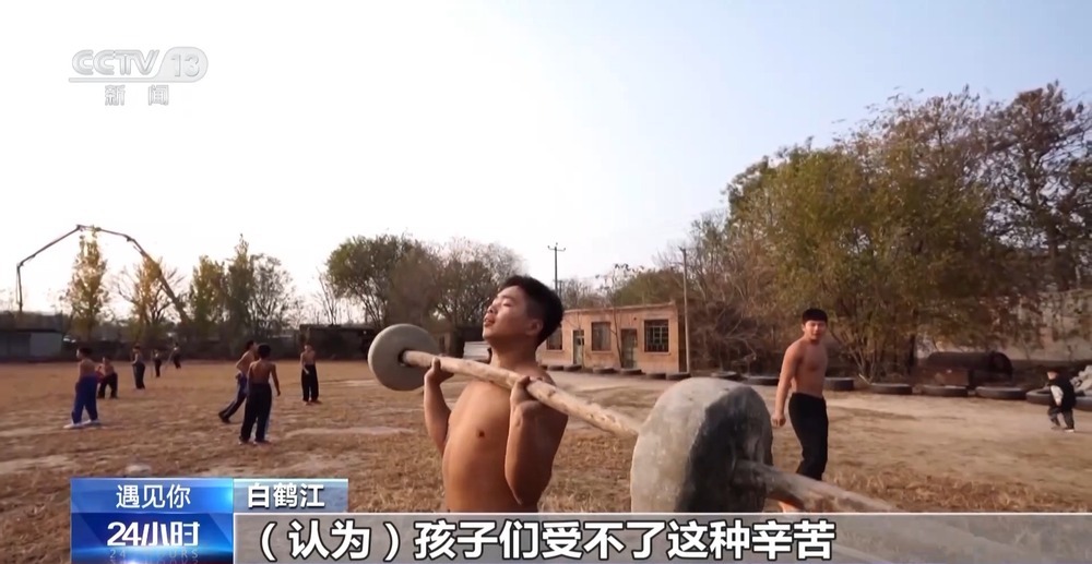 “面包小胖”在这里变肌肉小伙 68岁的“摔跤爷爷”免费教→