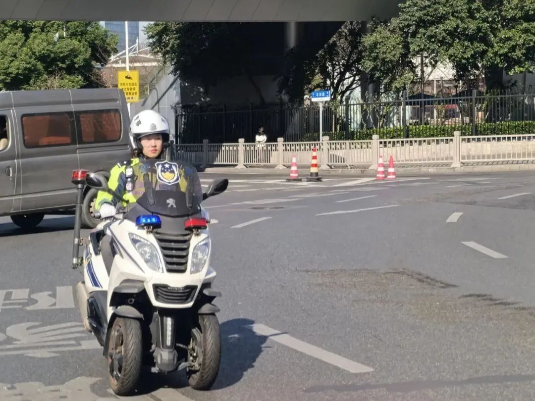 老人误入隧道,女骑警 “奶奶,你跟着我走” 老人误入隧道,女骑警 “奶奶,你跟着我走”