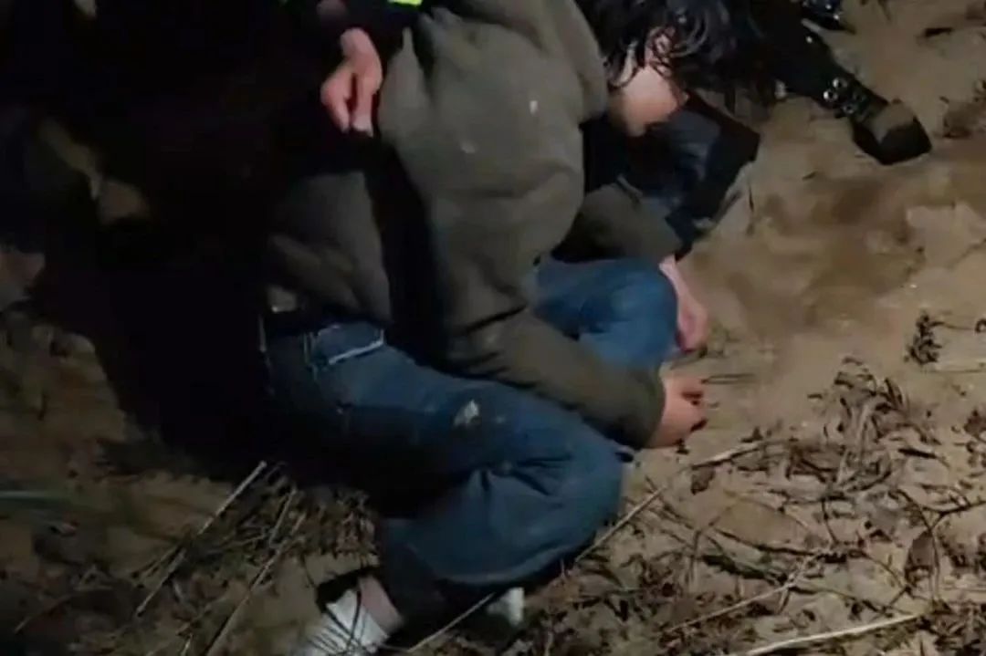 深夜，年轻女孩一人野外露营，差点帐篷内殒命