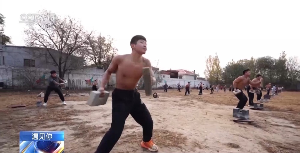 “面包小胖”在这里变肌肉小伙 68岁的“摔跤爷爷”免费教→