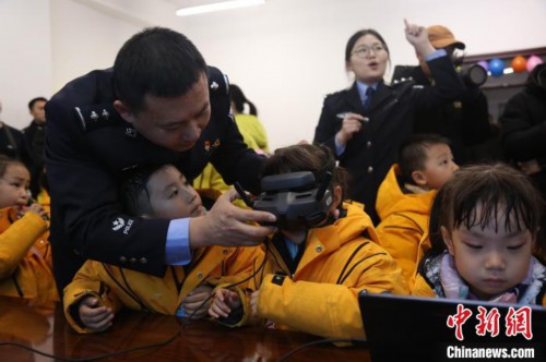 “最北铁警”护航广西“小砂糖橘” 开启“找北”之旅 “最北铁警”护航广西“小砂糖橘” 开启“找北”之旅