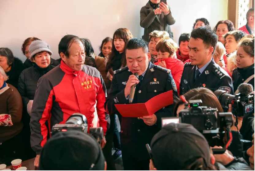 重逢拥抱,他们等了66年! 重逢拥抱,他们等了66年!