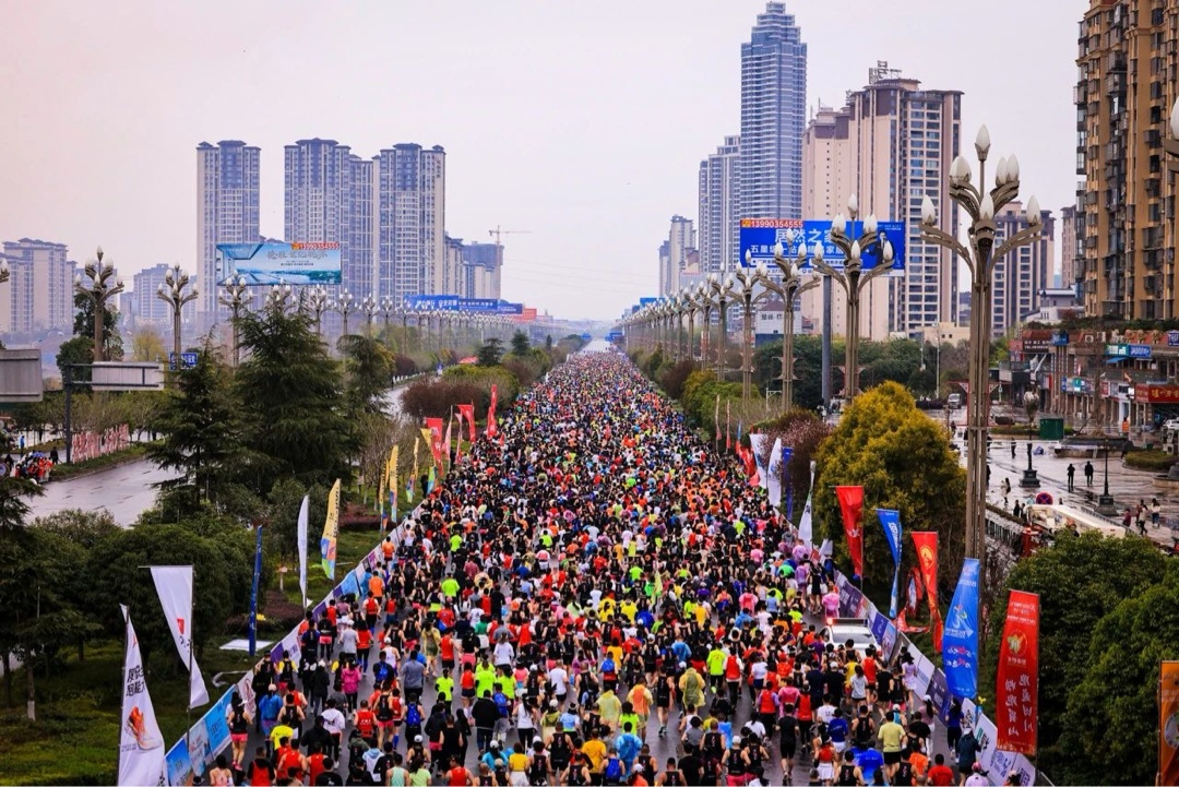 一个名额炒到2200元 马拉松为何“越跑越贵”？