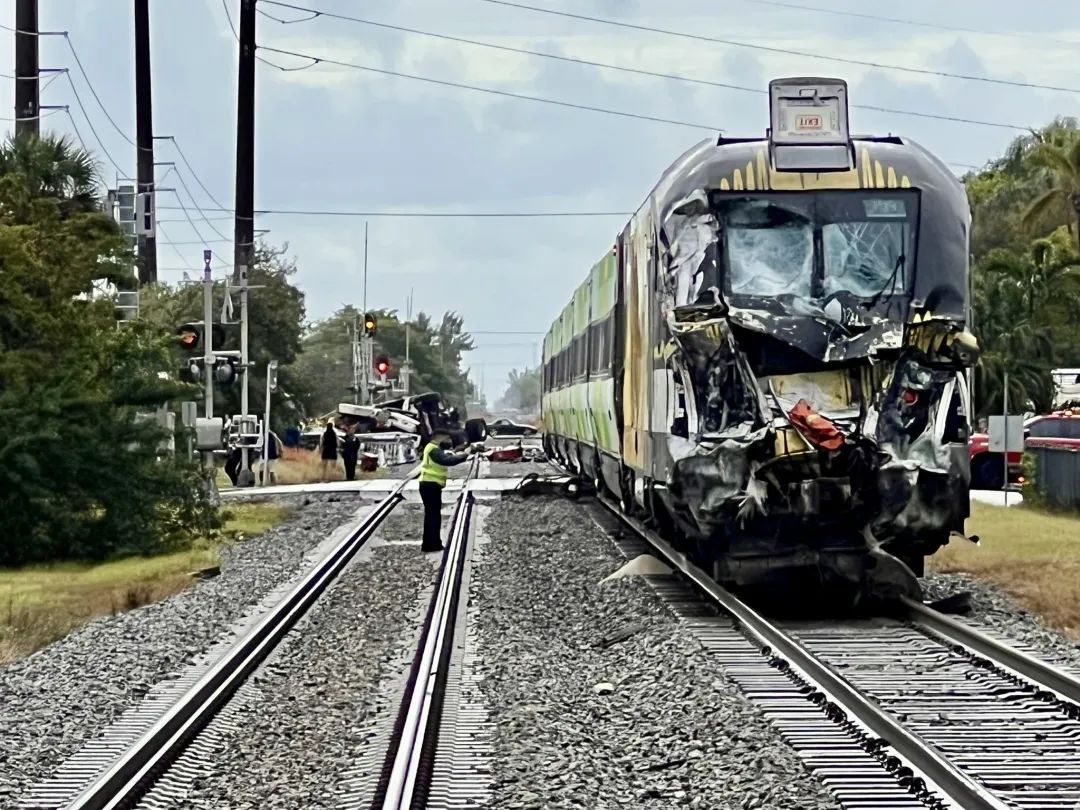 美国一客运列车与消防车相撞，多人受伤