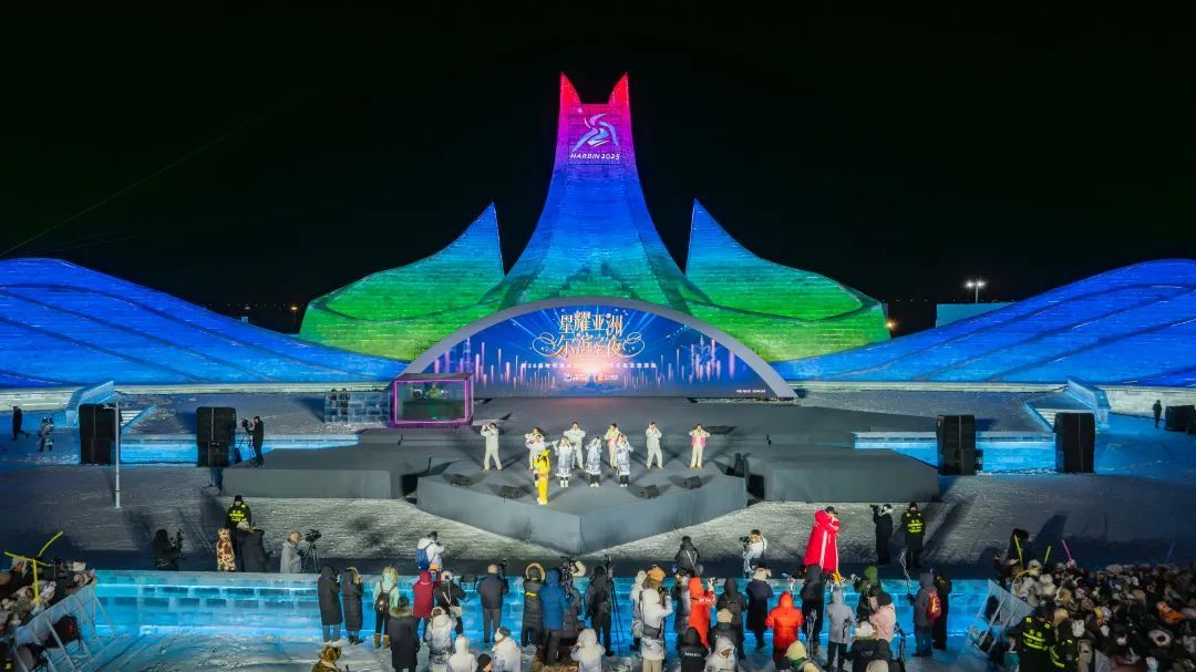 亚洲小姐亮相梦想大舞台 哈尔滨冰雪大世界演奏国际交流乐章