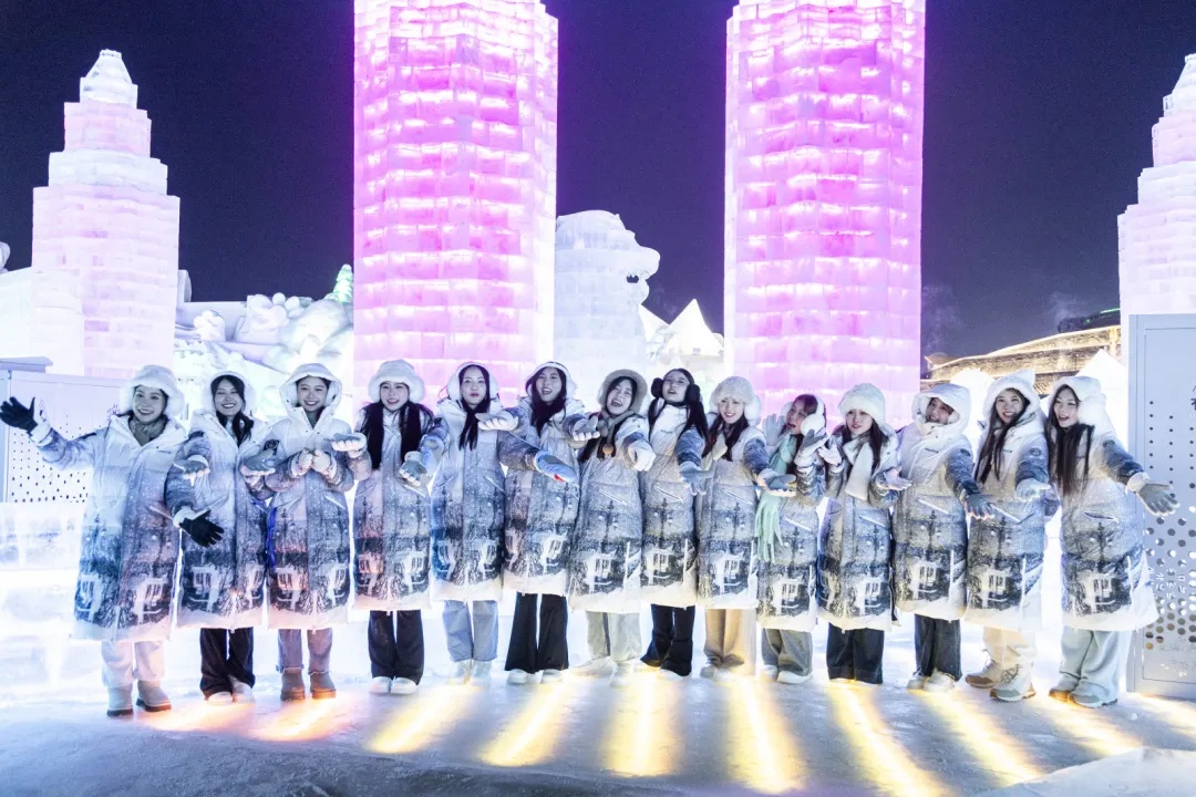 亚洲小姐亮相梦想大舞台 哈尔滨冰雪大世界演奏国际交流乐章