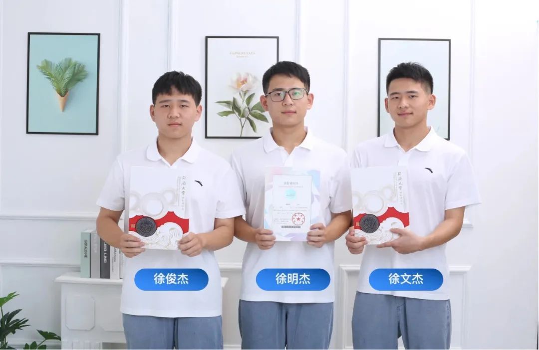 这也能一起?三胞胎兄弟“神同步”...... 这也能一起?三胞胎兄弟“神同步”......