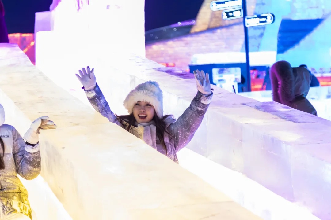 亚洲小姐亮相梦想大舞台 哈尔滨冰雪大世界演奏国际交流乐章