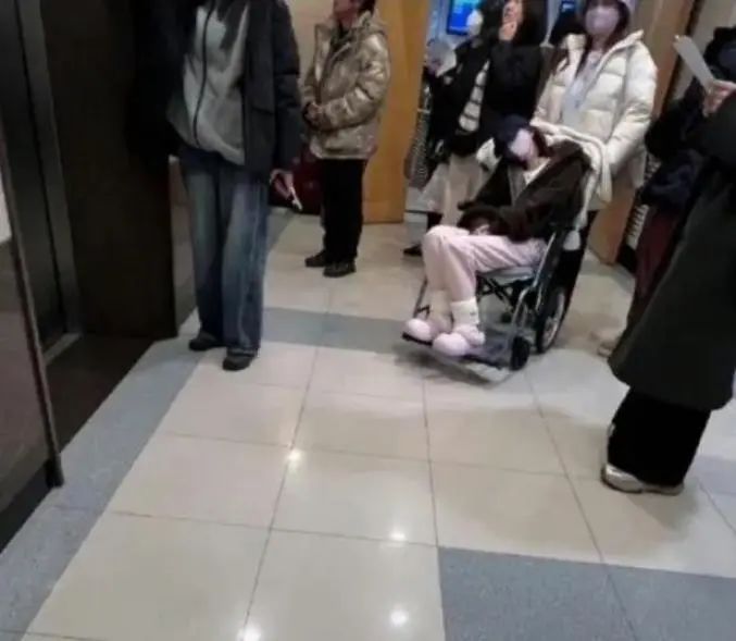 女演员委托朋友报平安,此前坐轮椅现身医院 女演员委托朋友报平安,此前坐轮椅现身医院