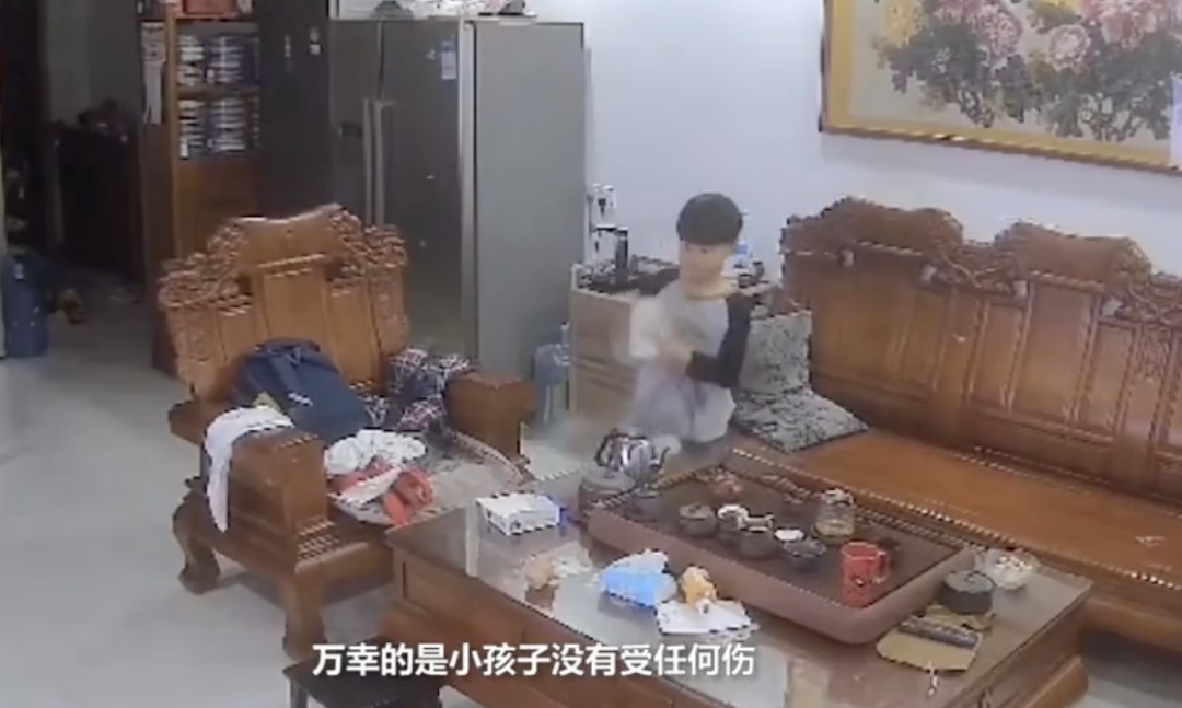 危险！东莞一男孩摇晃后瞬间爆炸，这个物品很常见→