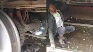 印度一男子为逃票藏到火车车轮间 印度一男子为逃票藏到火车车轮间