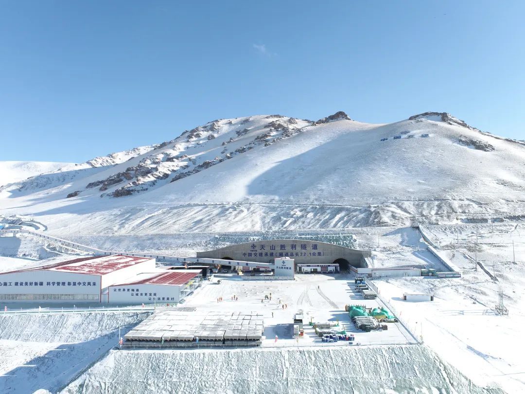 世界最长高速公路隧道,顺利贯通!20分钟可穿越天山→ 世界最长高速公路隧道,顺利贯通!20分钟可穿越天山→