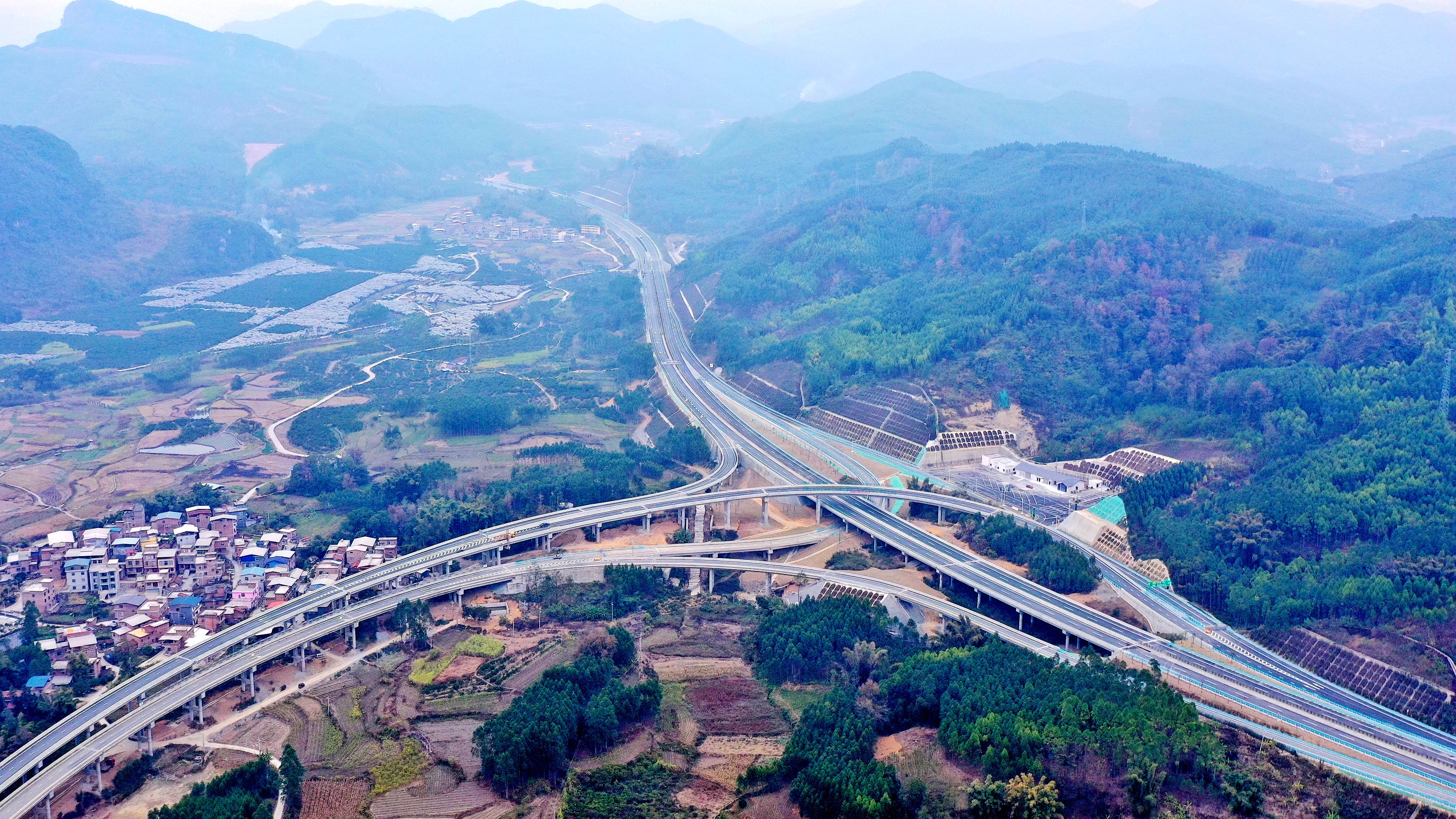 河池至荔波高速公路（广西段）建成通车