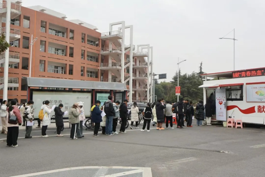 SOS!一通电话后,他们在献血车前排队撸起袖子…… SOS!一通电话后,他们在献血车前排队撸起袖子……