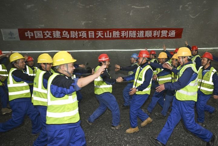 新华全媒+|大道贯天山 新华全媒+|大道贯天山