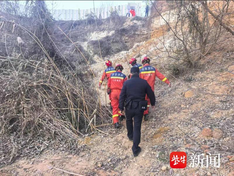 男子入矿坑捡雨花石遭遇塌方，民警消防携手救援送医