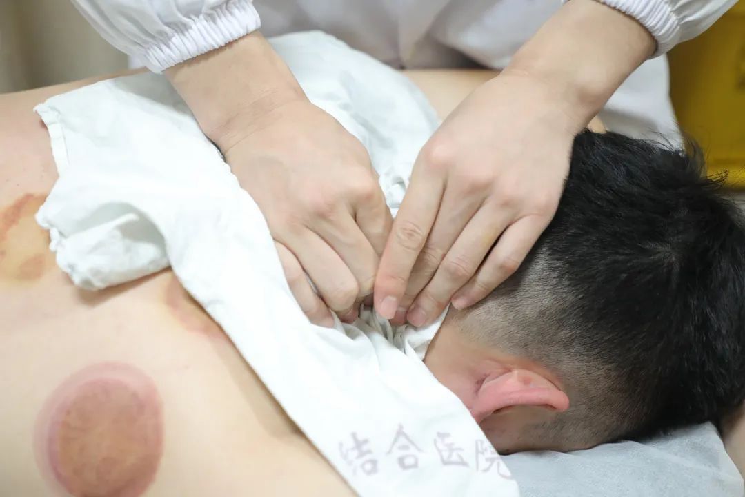 30岁女子后背僵硬,身高越长越矮!竟和这个习惯有关,严重或致残! 30岁女子后背僵硬,身高越长越矮!竟和这个习惯有关,严重或致残!