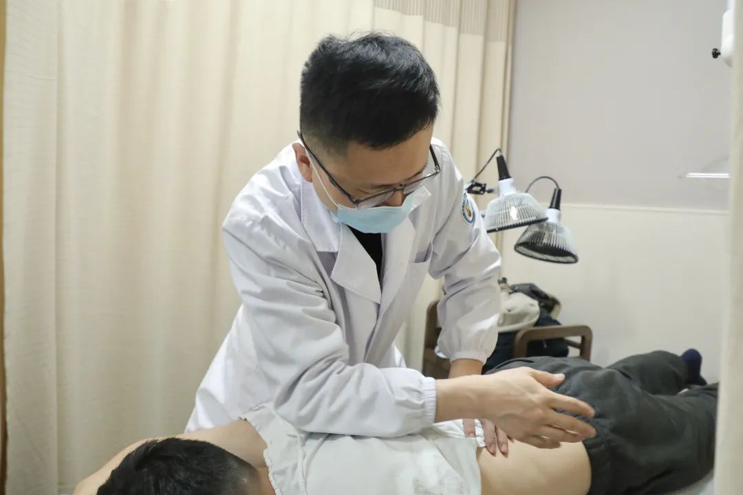 30岁女子后背僵硬,身高越长越矮!竟和这个习惯有关,严重或致残! 30岁女子后背僵硬,身高越长越矮!竟和这个习惯有关,严重或致残!