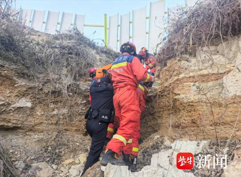 男子入矿坑捡雨花石遭遇塌方，民警消防携手救援送医