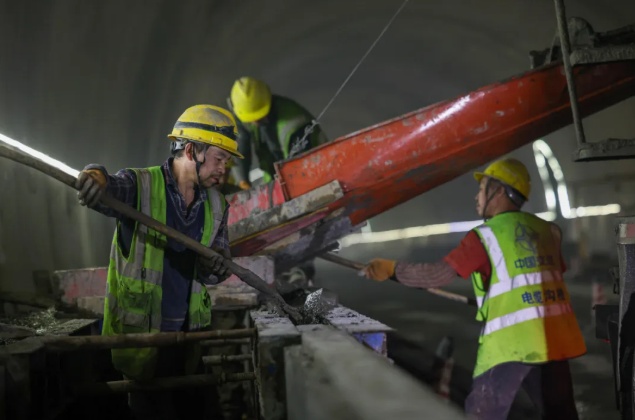 20分钟穿越天山！世界最长高速公路隧道建成有多难