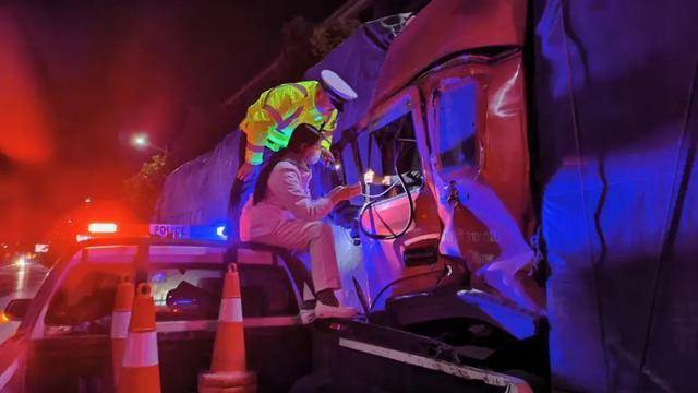 起猛了,交警爬到了警车车顶? 起猛了,交警爬到了警车车顶?