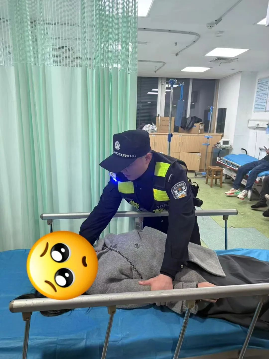 跨年夜，几名女孩突然围住民警……