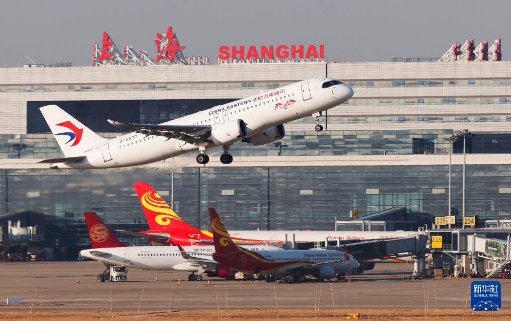 新华全媒+丨国产大飞机C919开启沪港定期商业航班